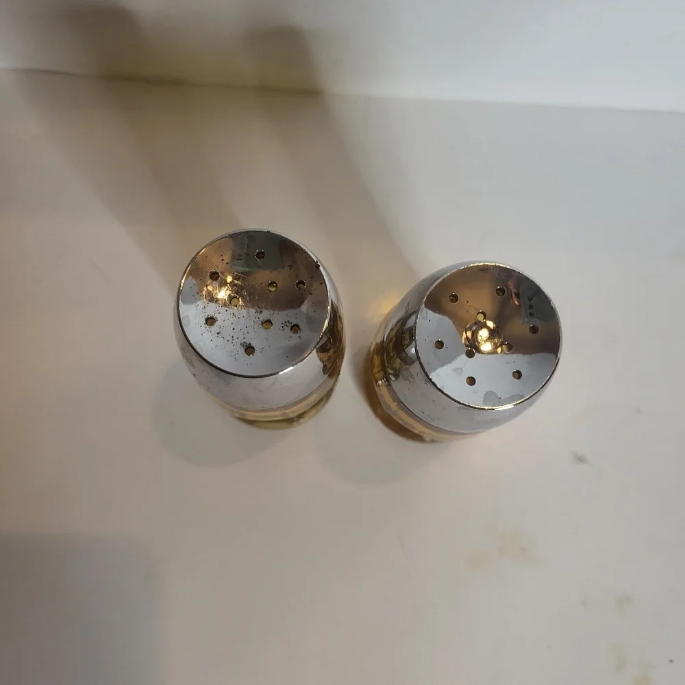 Vintage s & p shakers